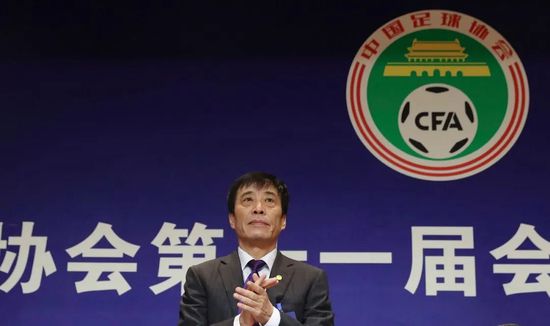 三个男人躁一个女人免费视频